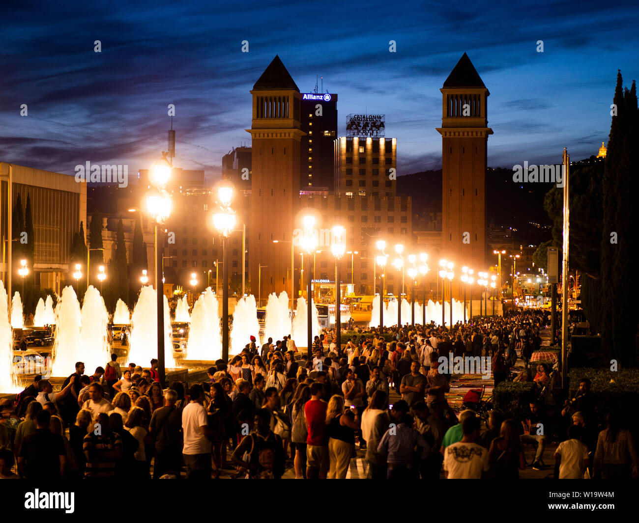 Trafficata strada di Barcellona al crepuscolo Foto Stock