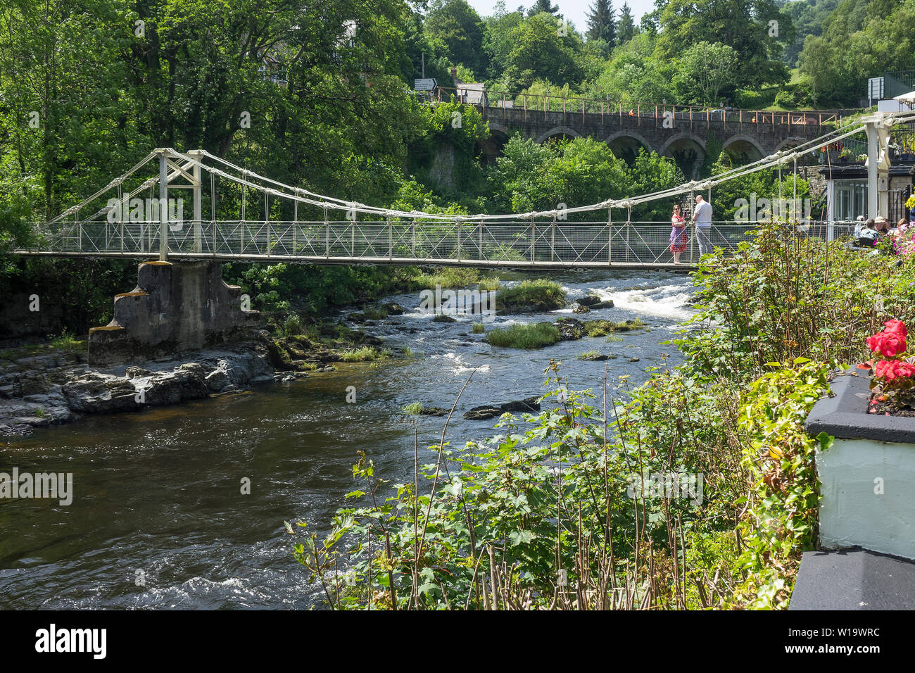 Il Galles, Denbighshire, Llangollen, Berwyn fiume Dee Chainbridge Foto Stock