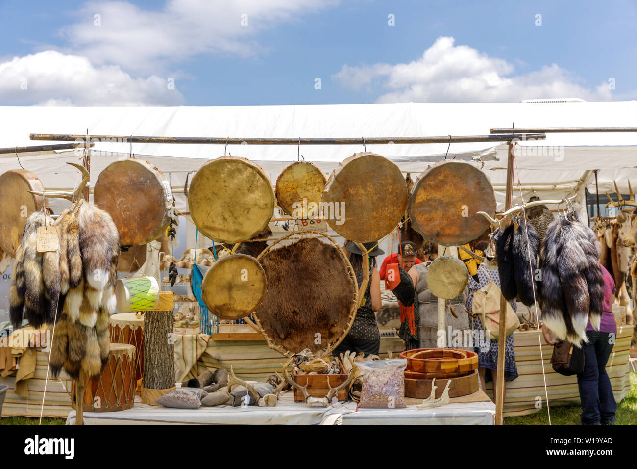 Tamburi e pellicce per la vendita, Iroquois Festival, Fonda, nello Stato di New York, Stati Uniti d'America Foto Stock