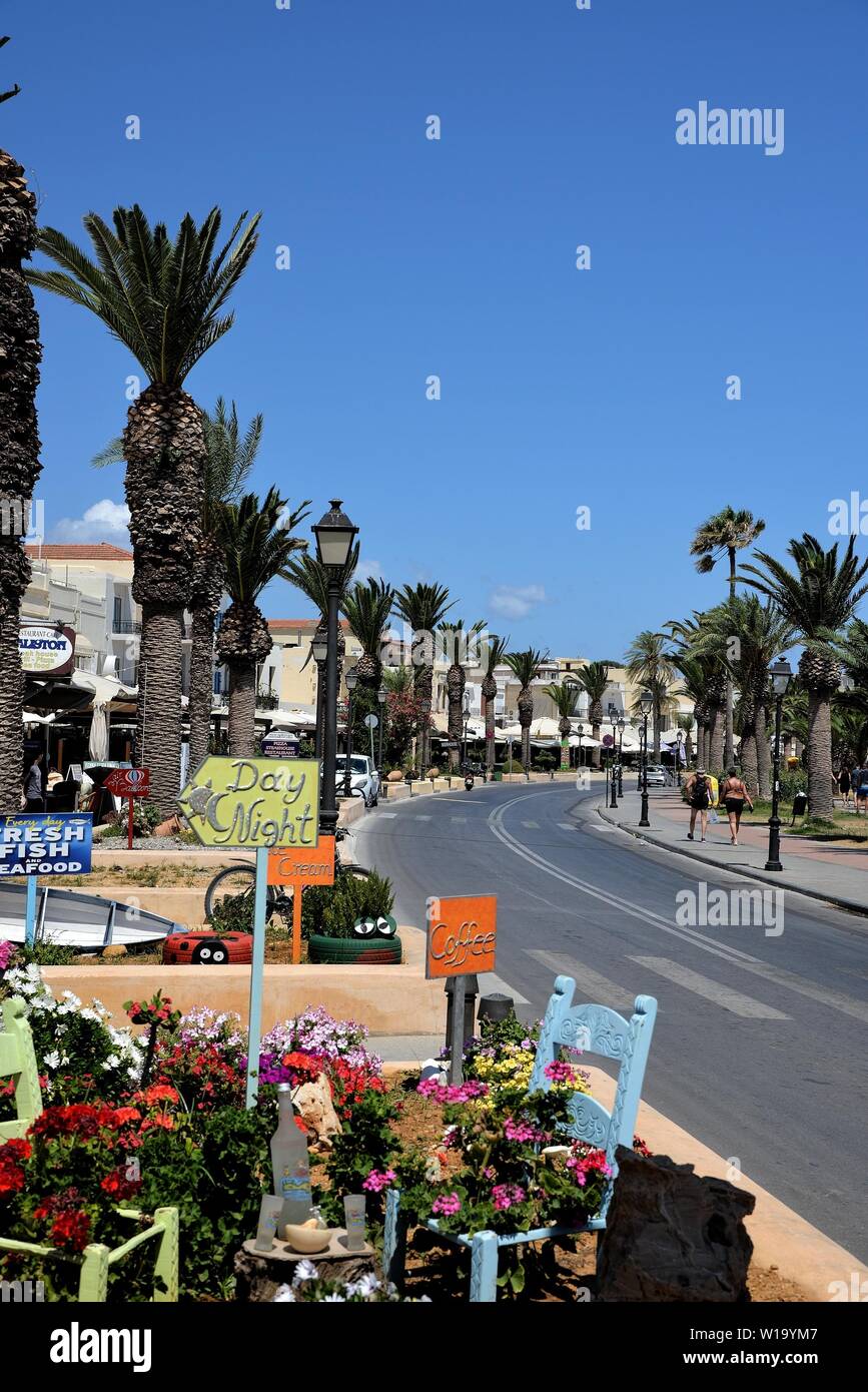 Vista della strada principale e una fila di ristoranti e caffetterie , Rethimno, Creta, Grecia. Foto Stock