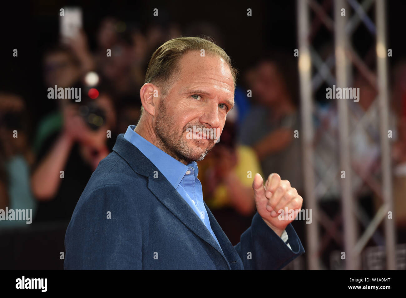 Monaco di Baviera, Germania. 01 Luglio, 2019. L'attore Ralph Fiennes sta per ricevere il premio CineMerit sul tappeto rosso del Gasteig a Monaco Film Festival che si svolgerà dal 27.06.2019 al 06.07.2019. Credito: Felix Hörhager/dpa/Alamy Live News Foto Stock