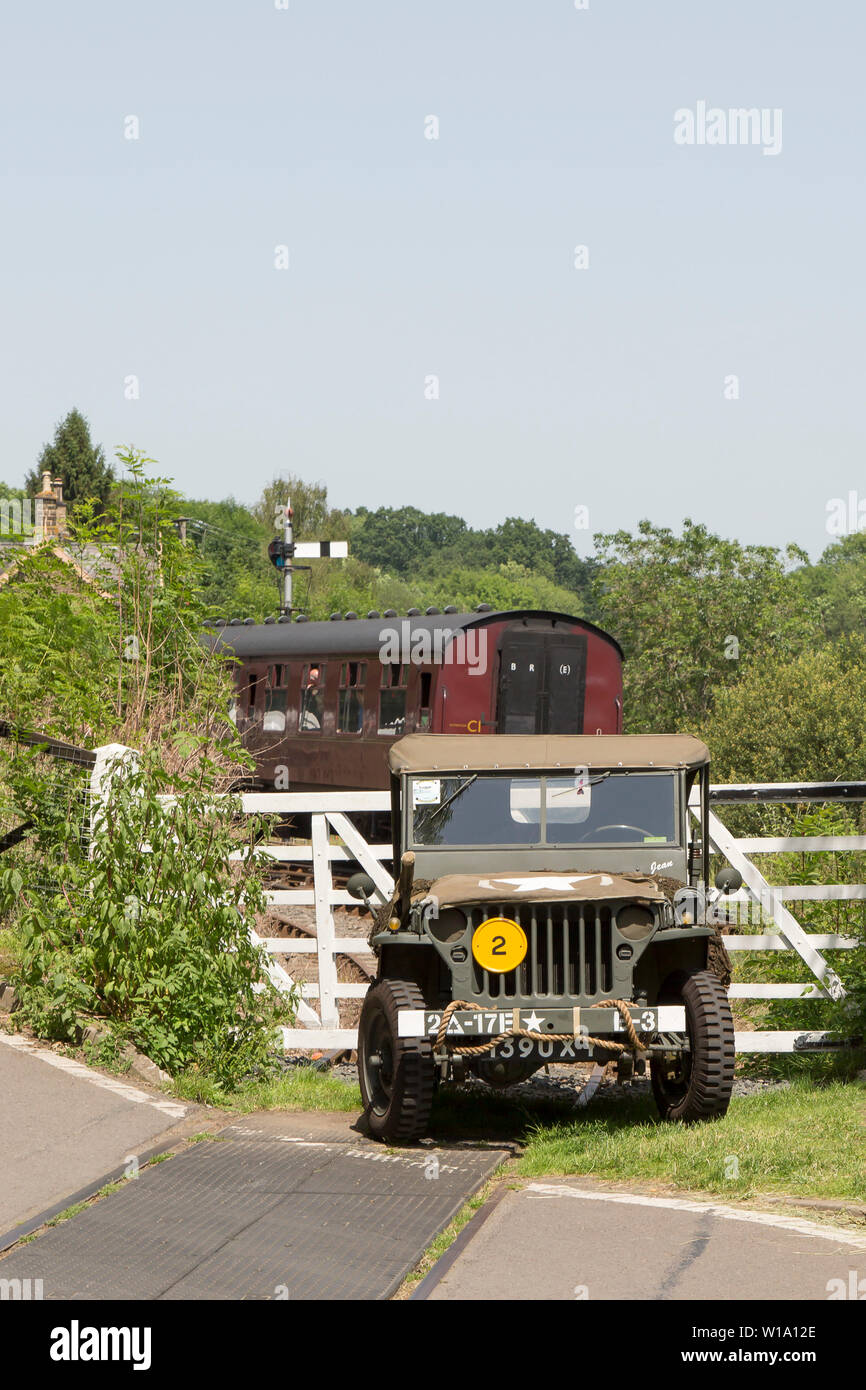 Kidderminster, Regno Unito. 29 giugno 2019. Severn Valley Railways 'torna agli anni '40' si avvia a un favoloso inizio questo fine settimana con riattori in costume che svolgono la loro parte nel fornire una vera e propria ricreazione della Gran Bretagna tempo di guerra. Qui una jeep MB di Willy militare dell'esercito degli Stati Uniti è uno dei veicoli militari d'epoca di utilità leggera in esposizione alla stazione ferroviaria di Highley vintage. Credito: Lee Hudson Foto Stock