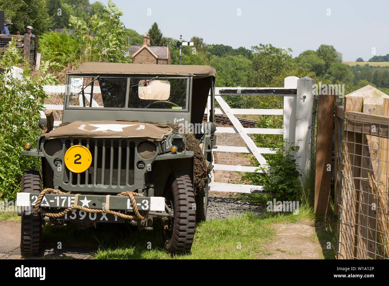 Kidderminster, Regno Unito. 29 giugno 2019. Un viaggio indietro nel tempo inizia sulla Severn Valley Railway mentre si torna indietro il tempo agli anni '40. I visitatori e il personale si fermano per garantire che la Gran Bretagna sia vissuta in tempo di guerra su questa linea ferroviaria storica. Qui una jeep MB di Willy militare dell'esercito degli Stati Uniti è uno dei veicoli militari d'epoca di utilità leggera in esposizione alla stazione ferroviaria di Highley vintage. Credito: Lee Hudson Foto Stock