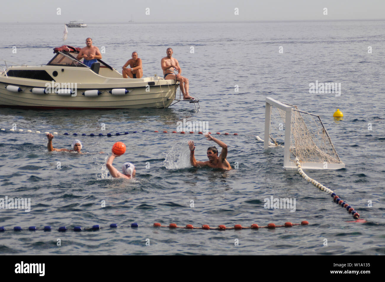 Pallanuoto di gioco nel mare Adriatico, Dubrovnik (Croazia) Foto Stock