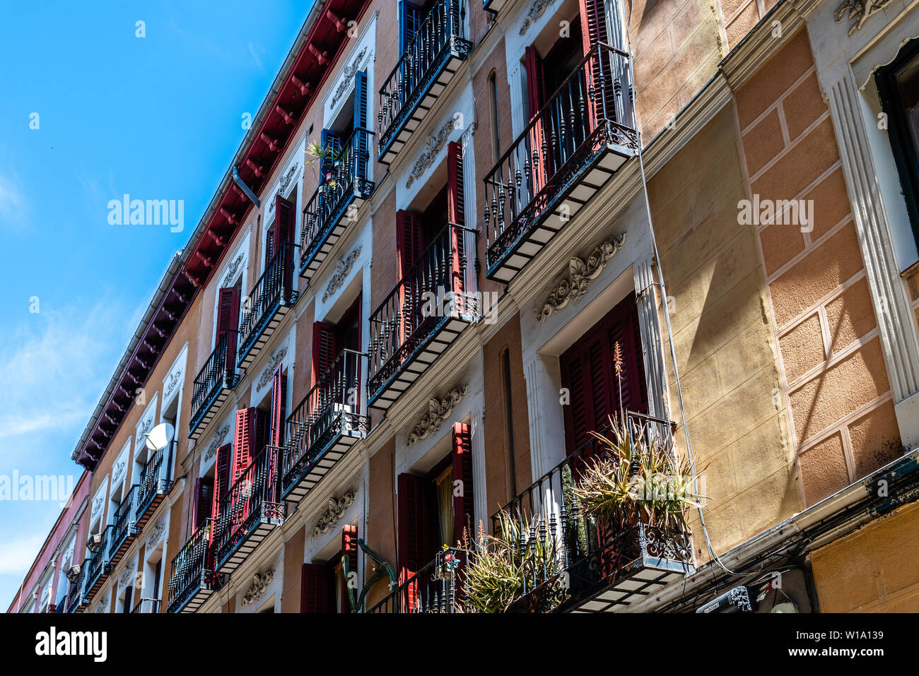 Paesaggio urbano del quartiere di Malasana in Madrid. Malasana è uno dei quartieri più alla moda in città Foto Stock