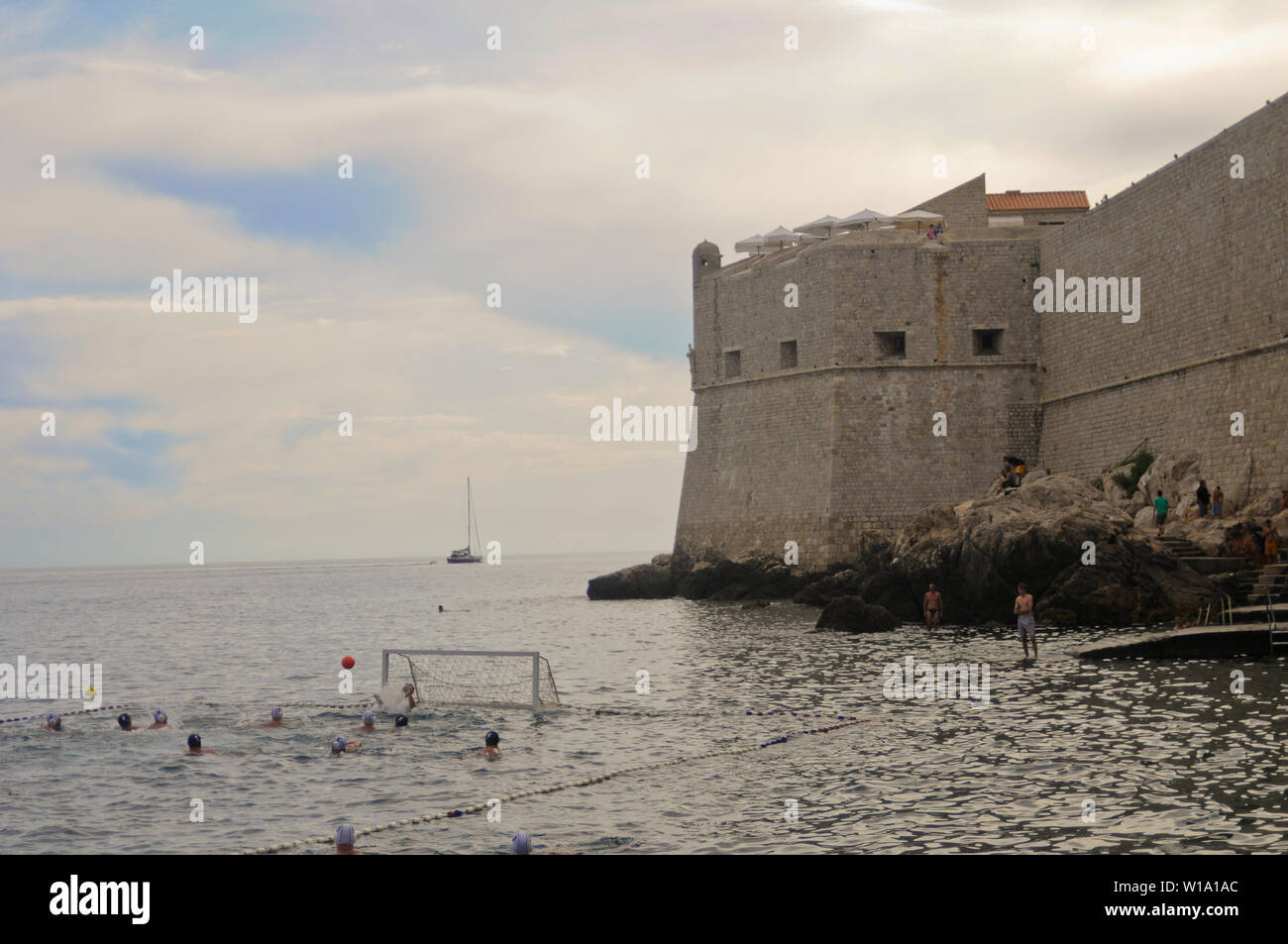 Pallanuoto di gioco nel mare Adriatico, Dubrovnik (Croazia) Foto Stock