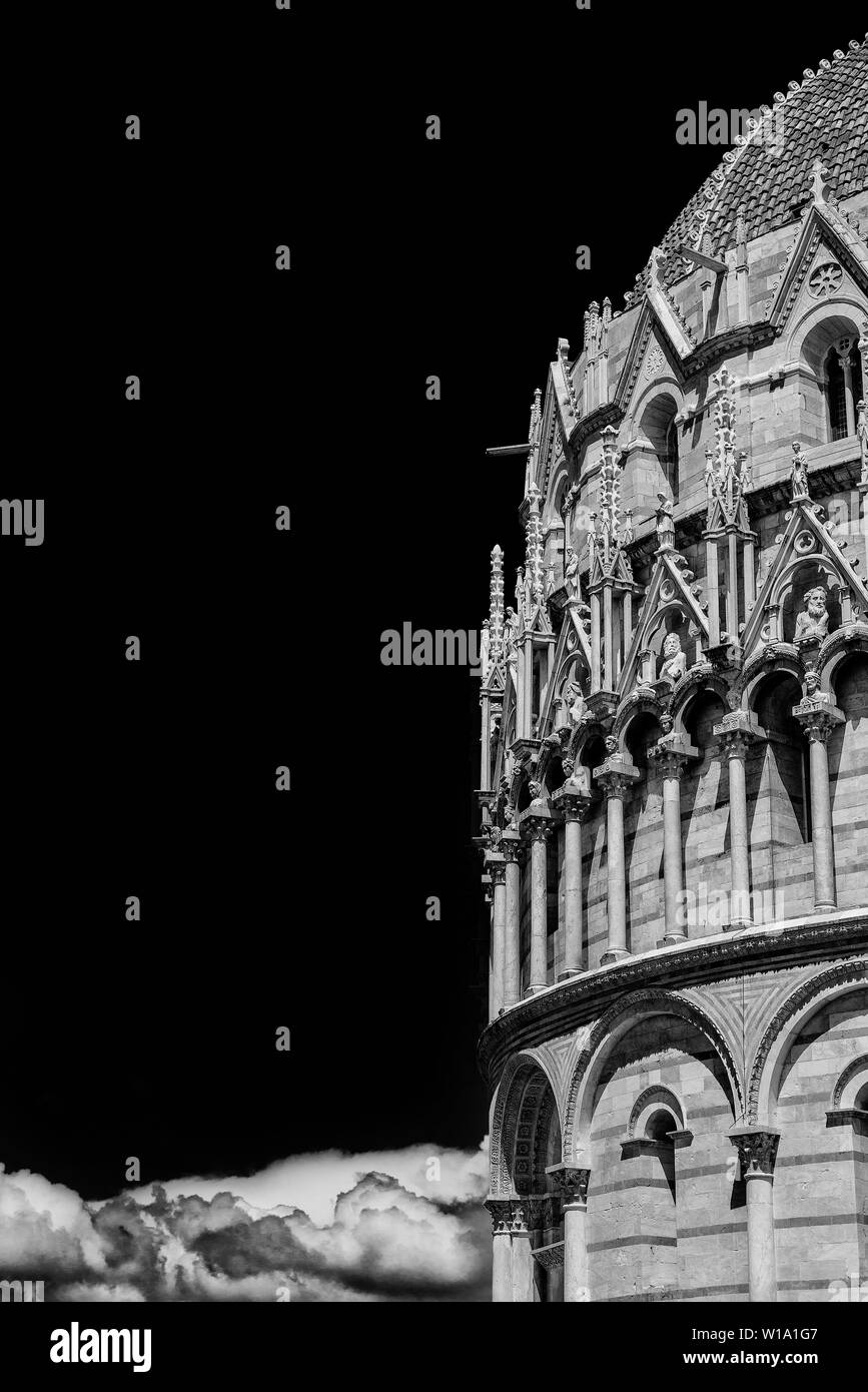 Battistero di Pisa facciata gotica e nuvole (in bianco e nero con spazio copia) Foto Stock