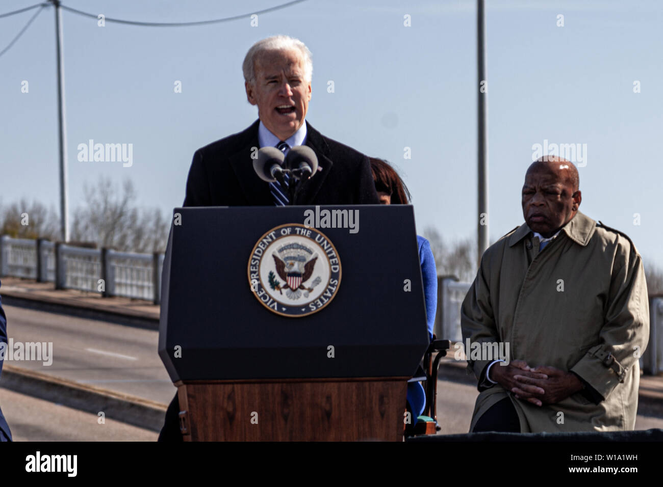 Joe Biden il vice presidente che parla a Selma insieme al Rep John Lewis. Foto Stock