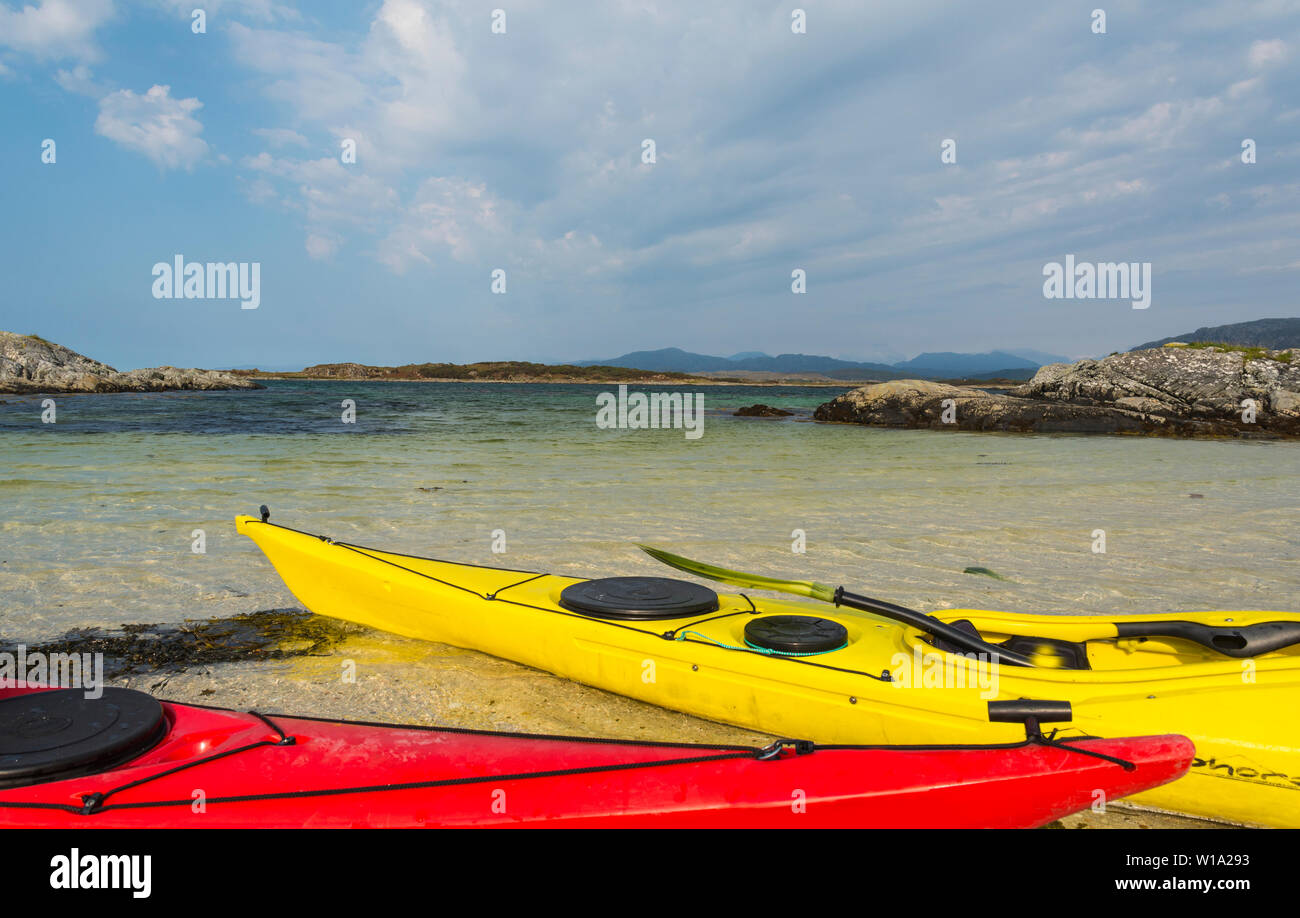 Kyaks sulla spiaggia a Skerries off Arasaig, costa ovest della Scozia Foto Stock