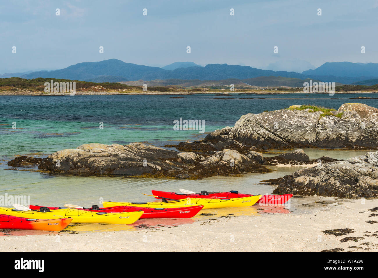 Kyaks sulla spiaggia a Skerries off Arasaig, costa ovest della Scozia Foto Stock