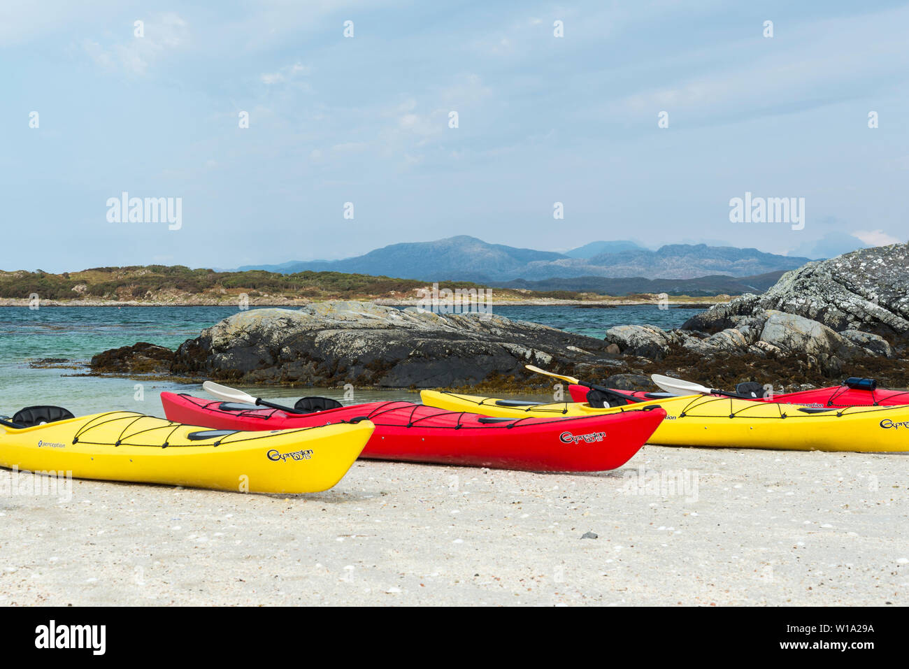Kyaks sulla spiaggia a Skerries off Arasaig, costa ovest della Scozia Foto Stock