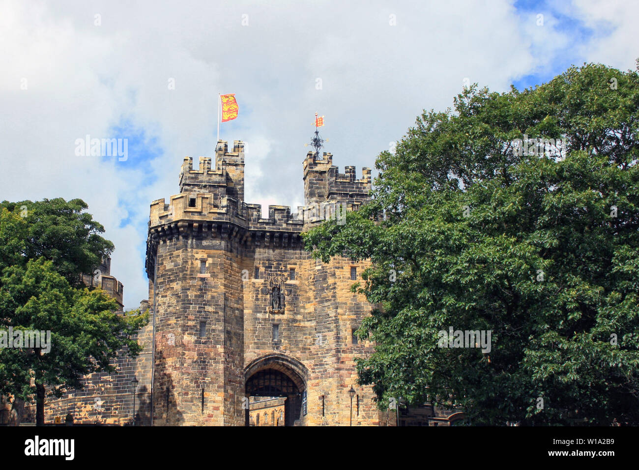 Una vista del massiccio castello medievale di Lancaster, a nord-ovest Inghilterra, Regno Unito. Foto Stock