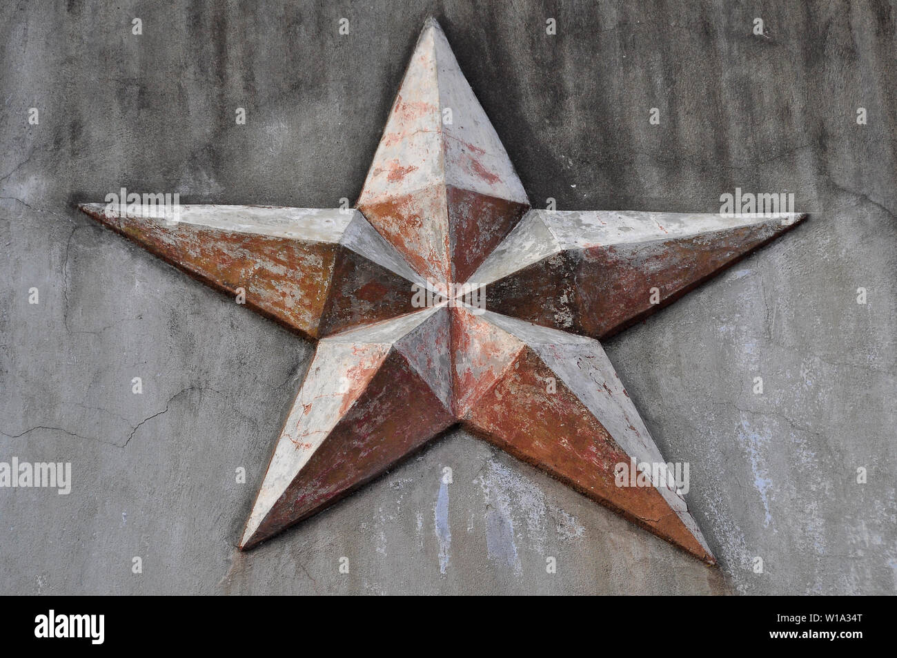 Sbiadita comunista stella rossa sulla costruzione di Cina Foto Stock