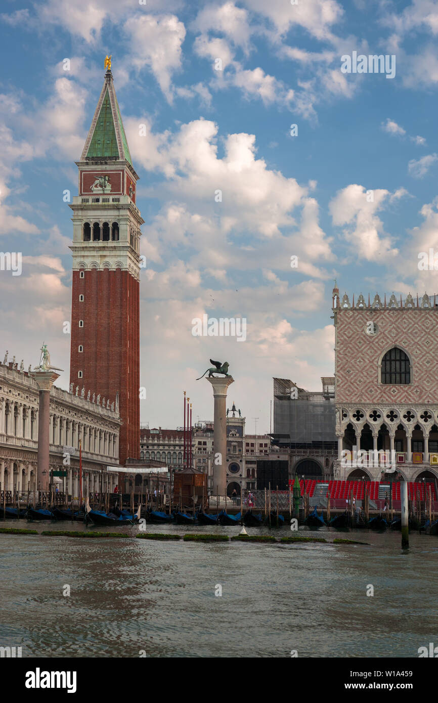 Il Campanile di San Marco, la Piazzetta di San Marco e il Palazzo Ducale dal Bacino di San Marco, Venezia, Italia Foto Stock