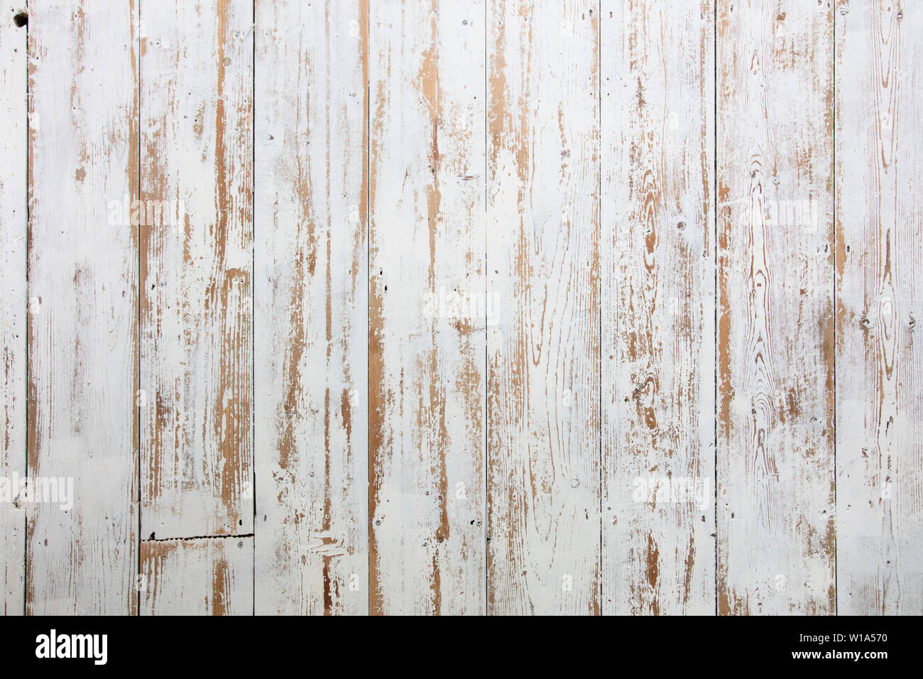 White assi di legno. Addolorato tavolato usurati sfondo dipinto di bianco  Foto stock - Alamy