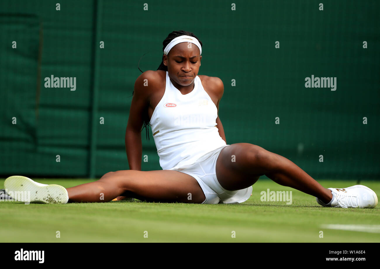 Cori Gauff scivola durante la sua partita contro Venus Williams il giorno  uno dei campionati di Wimbledon al All England Lawn Tennis e Croquet Club,  Wimbledon Foto stock - Alamy