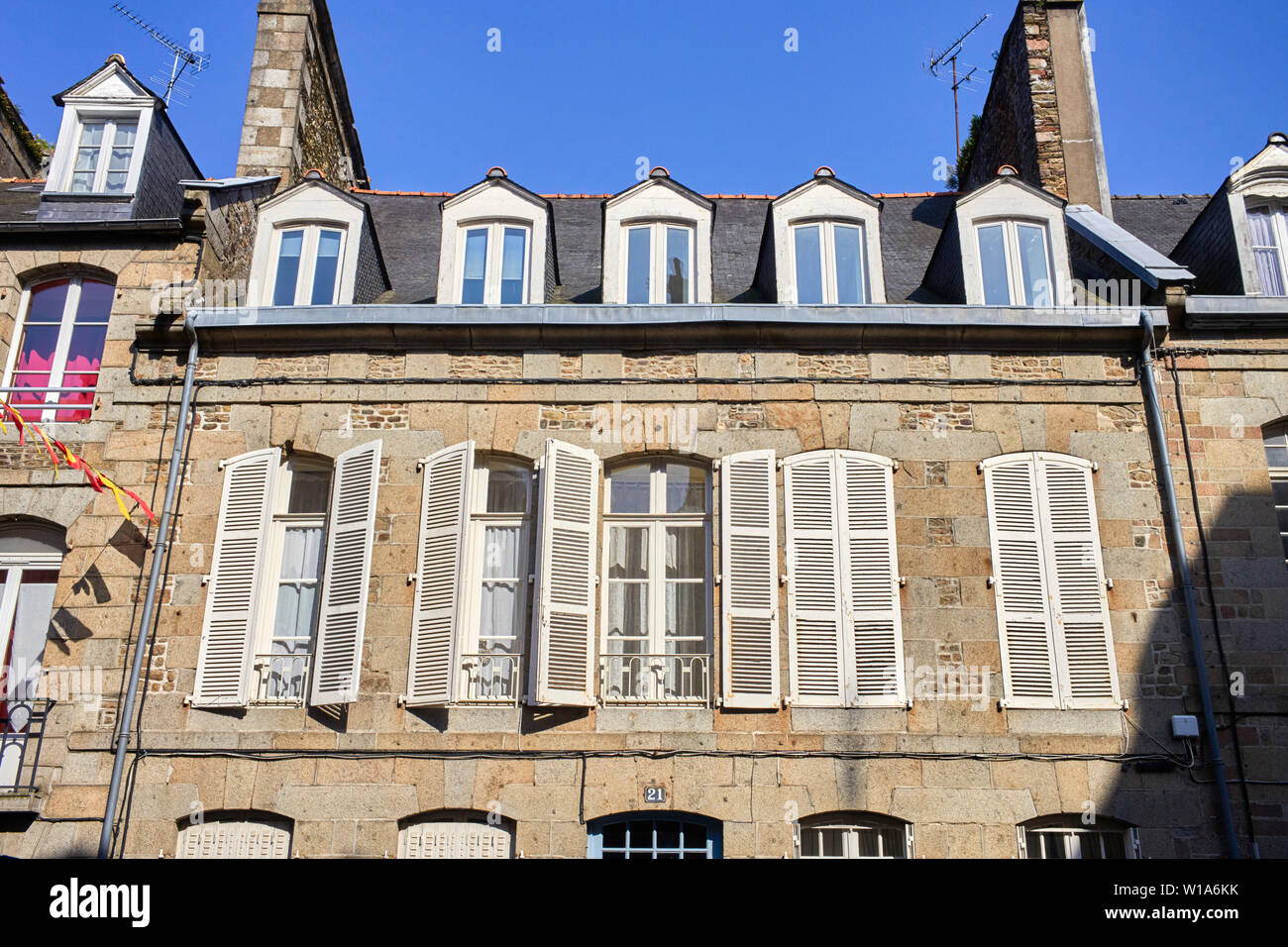 Una tipica casa francese con persiane in Fougères, Brittany, Francia. Foto Stock