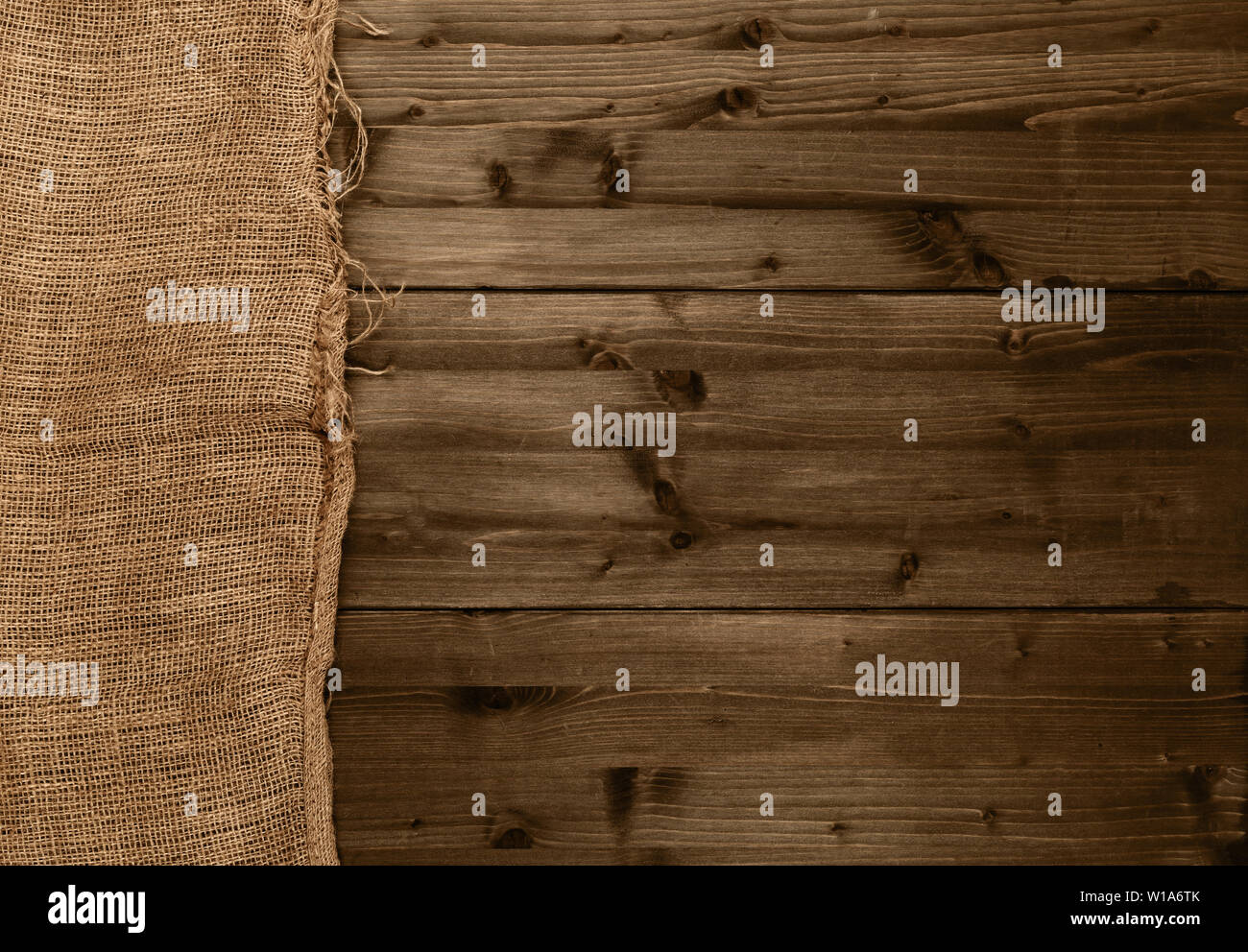 Tela panno in tessuto su legno marrone tavolo da cucina con spazio di copia Foto Stock
