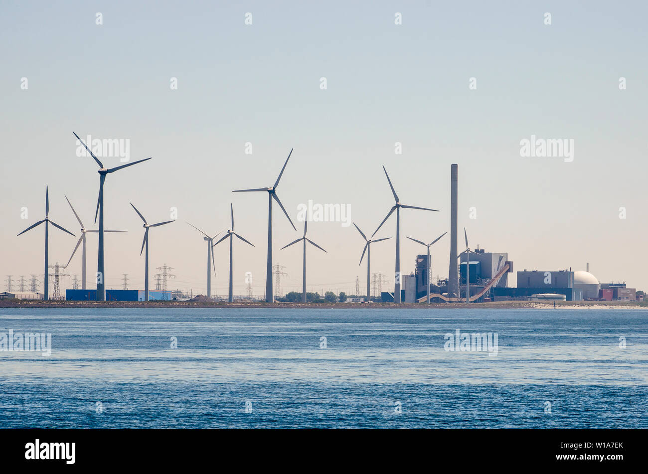 Vlissingen, Paesi Bassi, 29 Giugno 2019: vista sul Westerschelde estuario verso l'windturbines di Sloe zona industriale e la nuclea Borssele Foto Stock