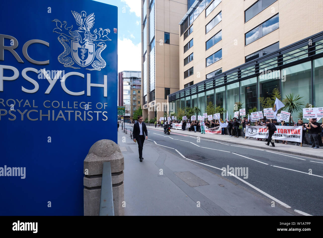 Londra, Regno Unito. Il 1 luglio 2019. I cittadini la Commissione sui Diritti Umani protestare di fronte al Royal College di psichiatri per chiedere un divieto di trattamento elettroshock (ECT), utilizzati in circa 80 cliniche nel Regno Unito accreditato presso la RCP, come un trattamento efficace per la depressione. Credito: Peter Marshall / Alamy Live News Foto Stock