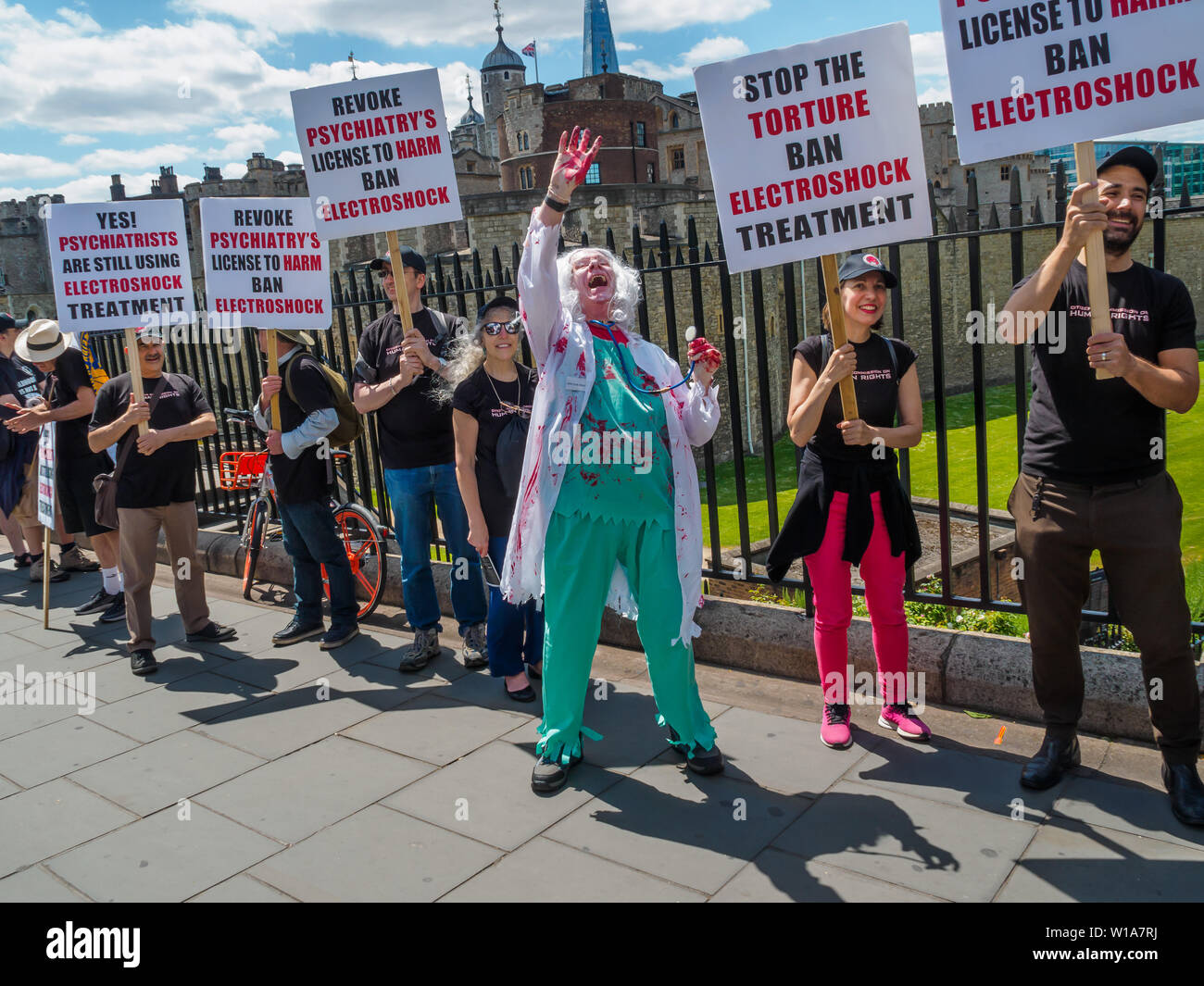 Londra, Regno Unito. Il 1 luglio 2019. Medico psico sui cittadini la Commissione sui Diritti Umani marzo dal Tower Bridge al Royal College di psichiatri per chiedere un divieto di trattamento elettroshock (ECT), utilizzati in circa 80 cliniche nel Regno Unito accreditato presso la RCP, come un trattamento efficace per la depressione. Credito: Peter Marshall / Alamy Live News Foto Stock