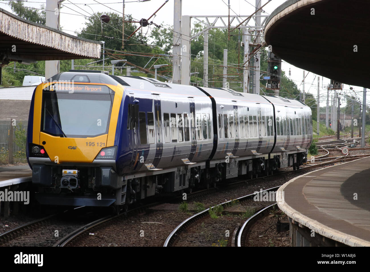 Primo giorno di servizio passeggeri con la parte settentrionale di rotaia per CAF costruito classe 195 Civity diesel multiple unit a Carnforth station su lunedì 1 luglio 2019. Foto Stock