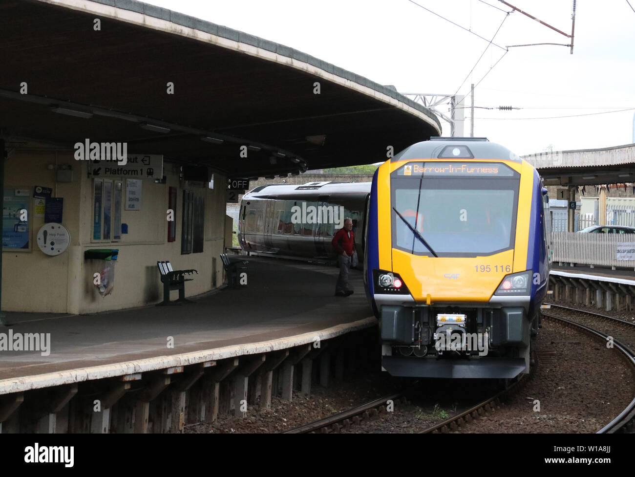 Primo giorno di servizio passeggeri con la parte settentrionale di rotaia per CAF costruito classe 195 Civity diesel multiple unit a Carnforth station su lunedì 1 luglio 2019. Foto Stock