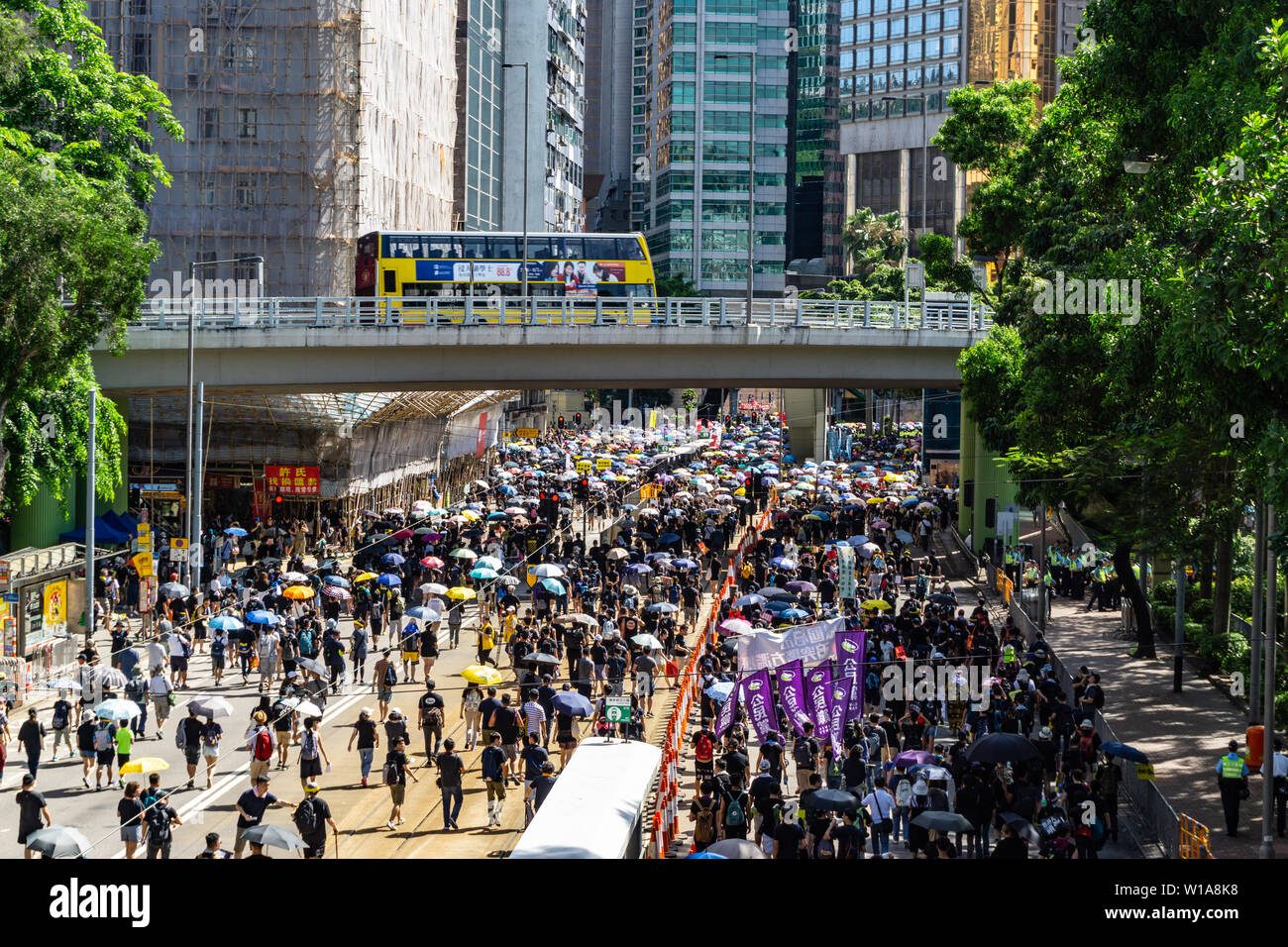 Hong Kong 2019 legge estradizione marcia di protesta il 1 luglio i manifestanti portano ombrelli per proteggersi contro il sole cocente Foto Stock