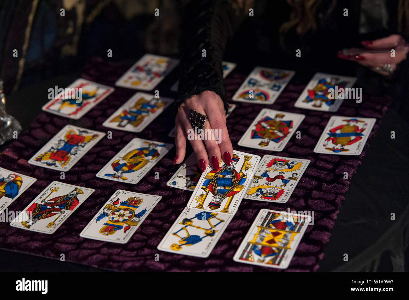 Il Negromante legge le carte e predice il futuro Foto Stock