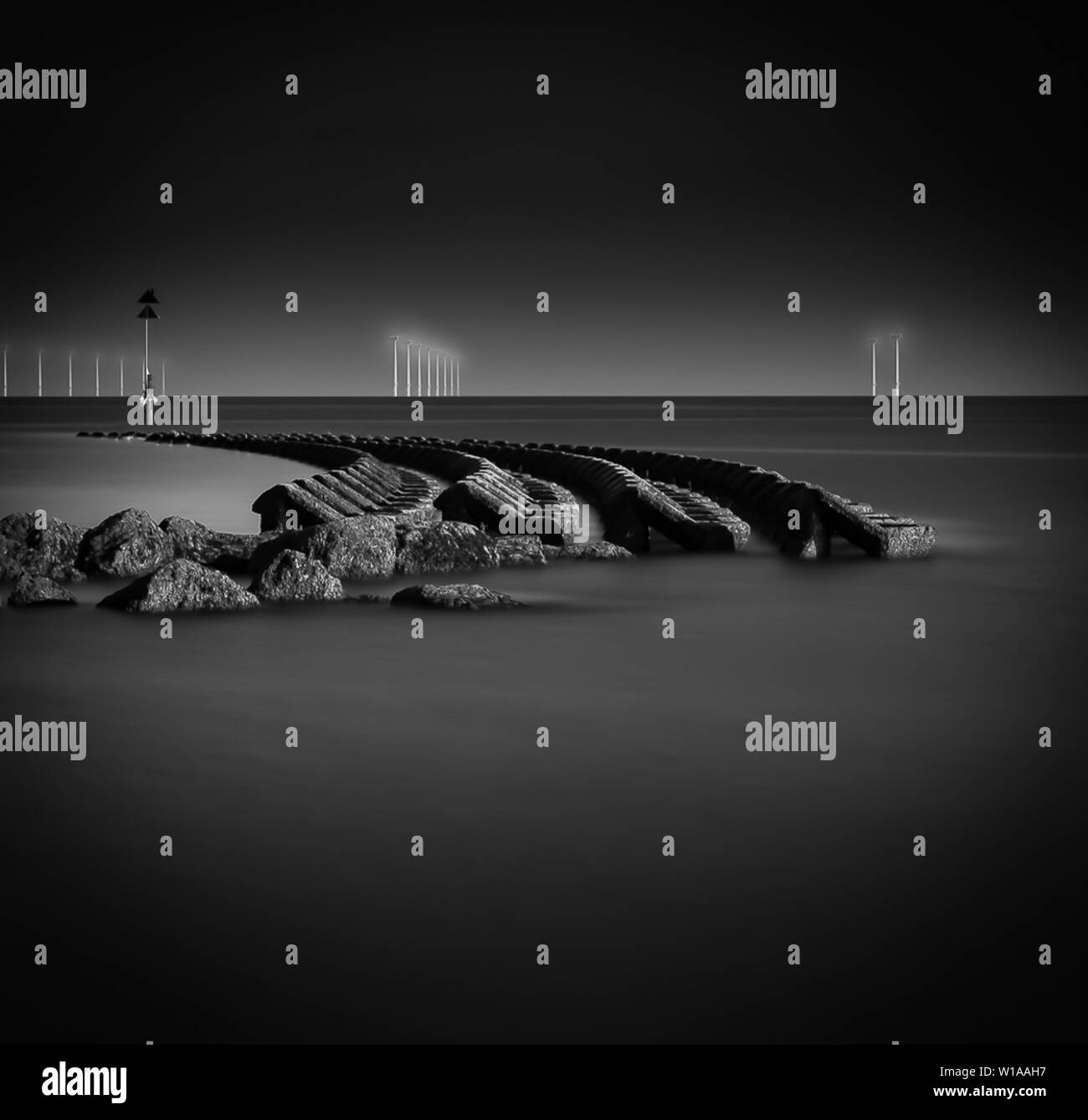 Mare difese a Wallasey, Wirral, questa immagine è stata presa la mattina presto in giugno e ha dovuto attendere per l alta marea per appena venuti fino a che le difese Foto Stock