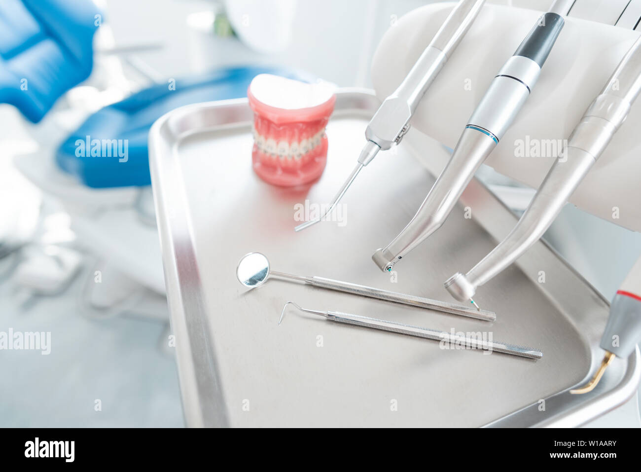 Trapani dentistici e modello a ganascia in dentisti in ufficio. Odontoiatria, cure dentarie,denti sani concetto Foto Stock