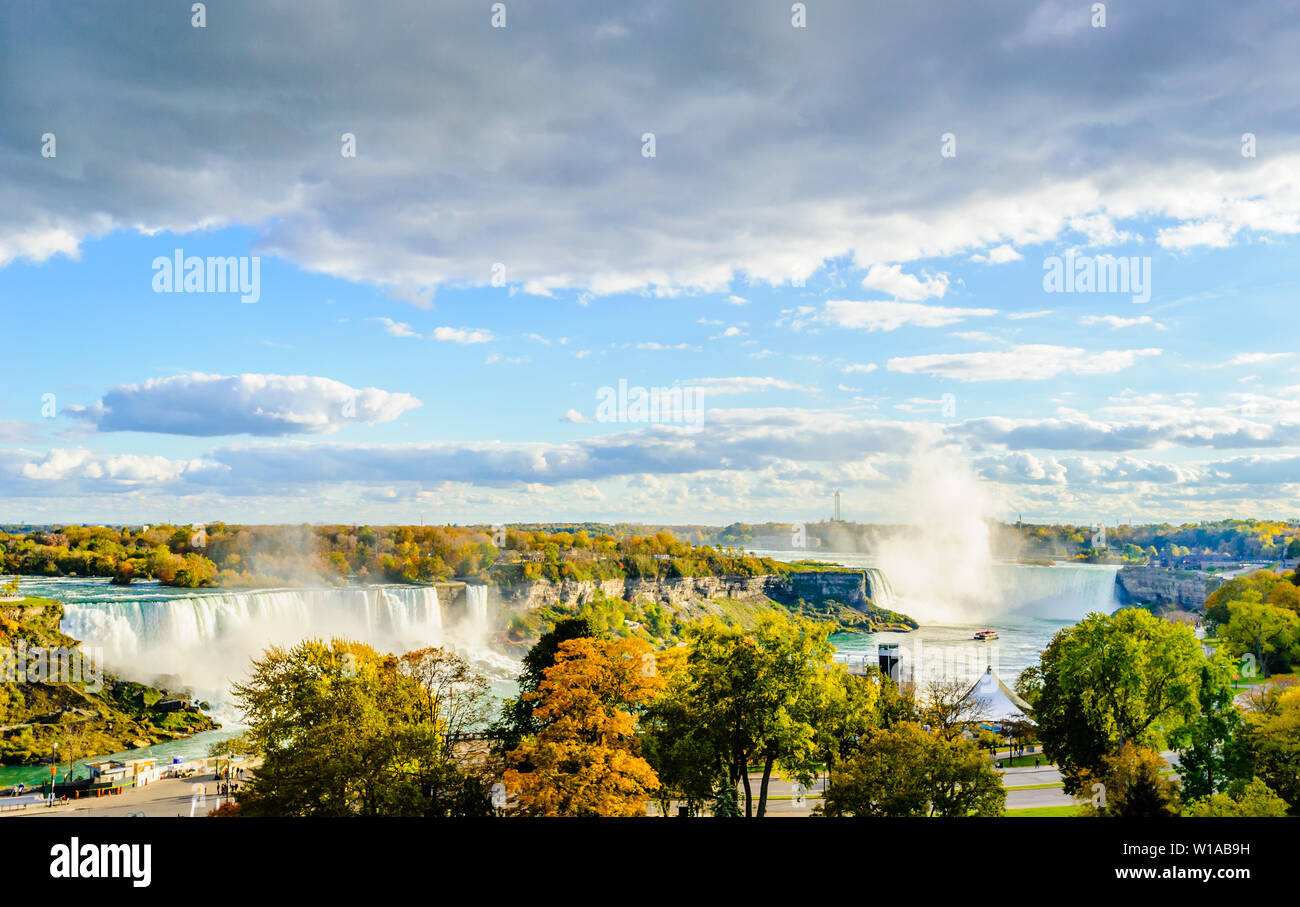 Cascate del Niagara, Canada - 26 ottobre 2017: un tour in barca nelle teste di distanza per il ferro di cavallo cade in un bel pomeriggio di sole in autunno. Foto Stock