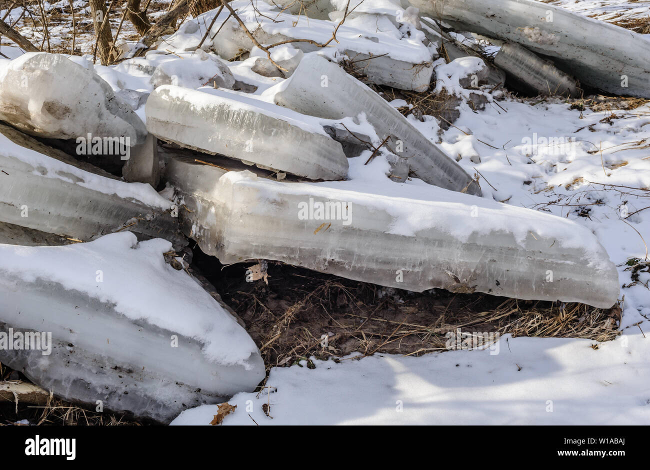 Spesse lastre di ghiaccio congelato rotto e impilati sul litorale in inverno. Foto Stock