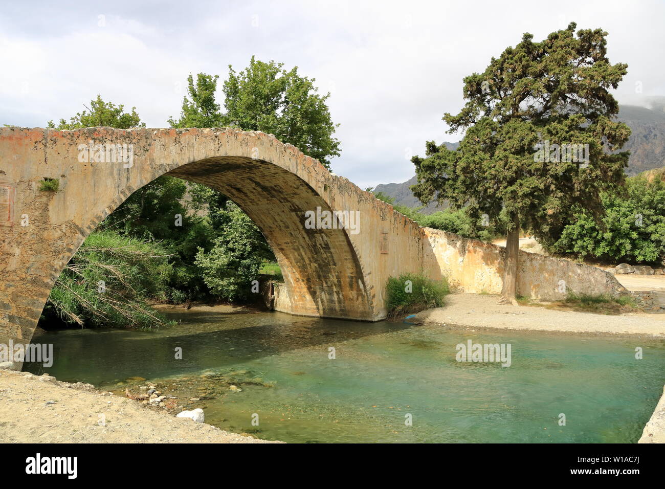 Preveli ponte di pietra un po' prima della famosa spiaggia, Creta, Grecia Foto Stock