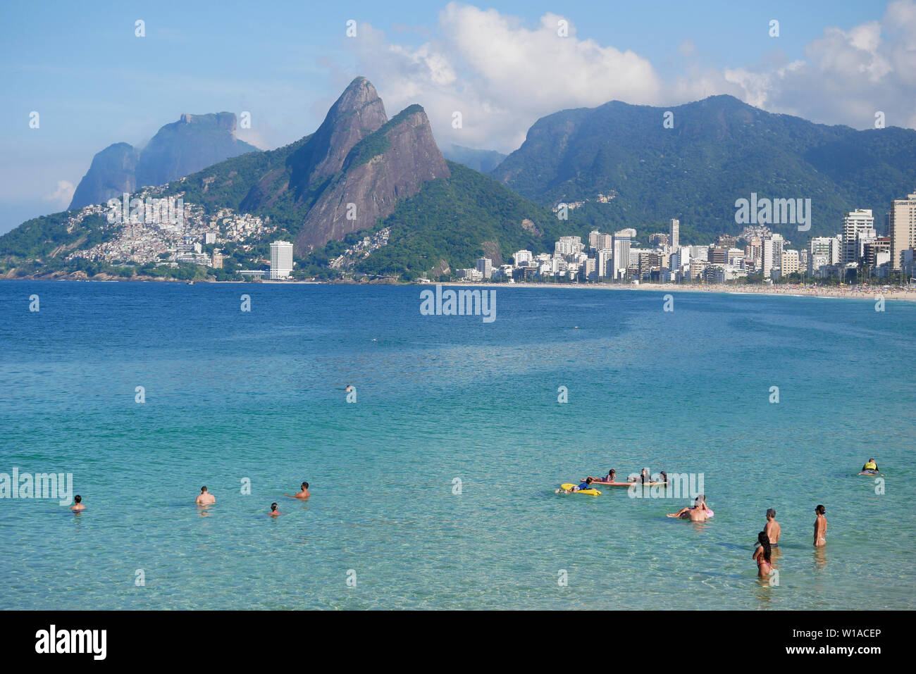 Rio de Janeiro, Brasile - 5 Maggio 2019: vista del paesaggio di Arpoador e la spiaggia di Ipanema con frequentatori di spiaggia Nuoto Foto Stock