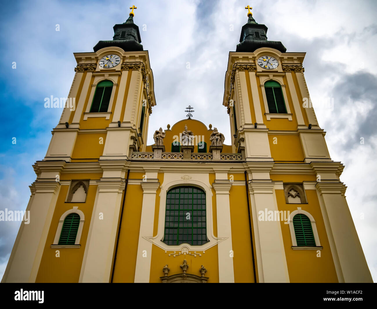 Vista sulla storica chiesa di Saint stephens Basilica a Szekesfehervar, Ungheria Foto Stock