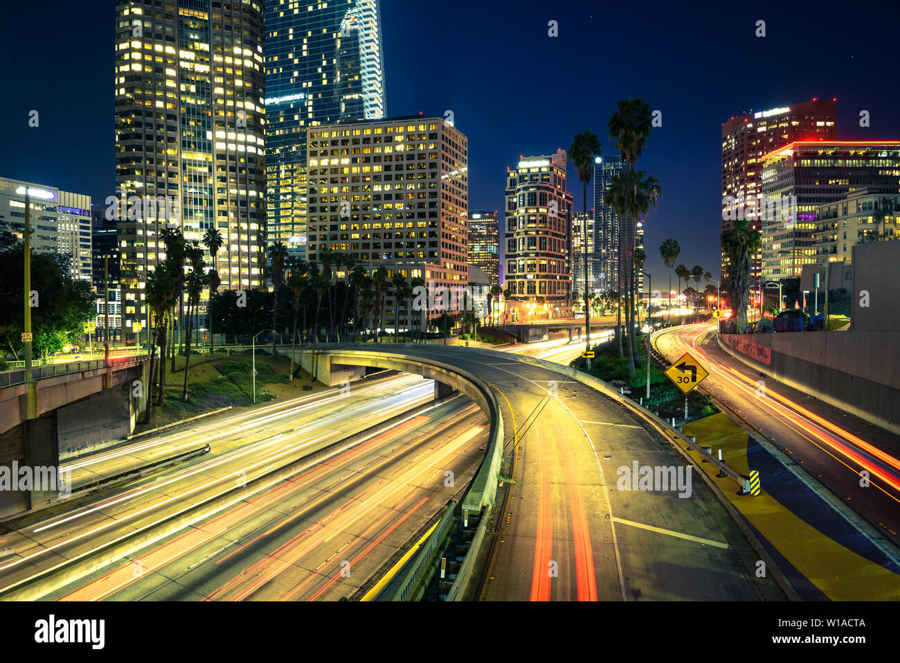 Il centro cittadino di Los Angeles durante la notte con il traffico di auto sentieri di luce Foto Stock