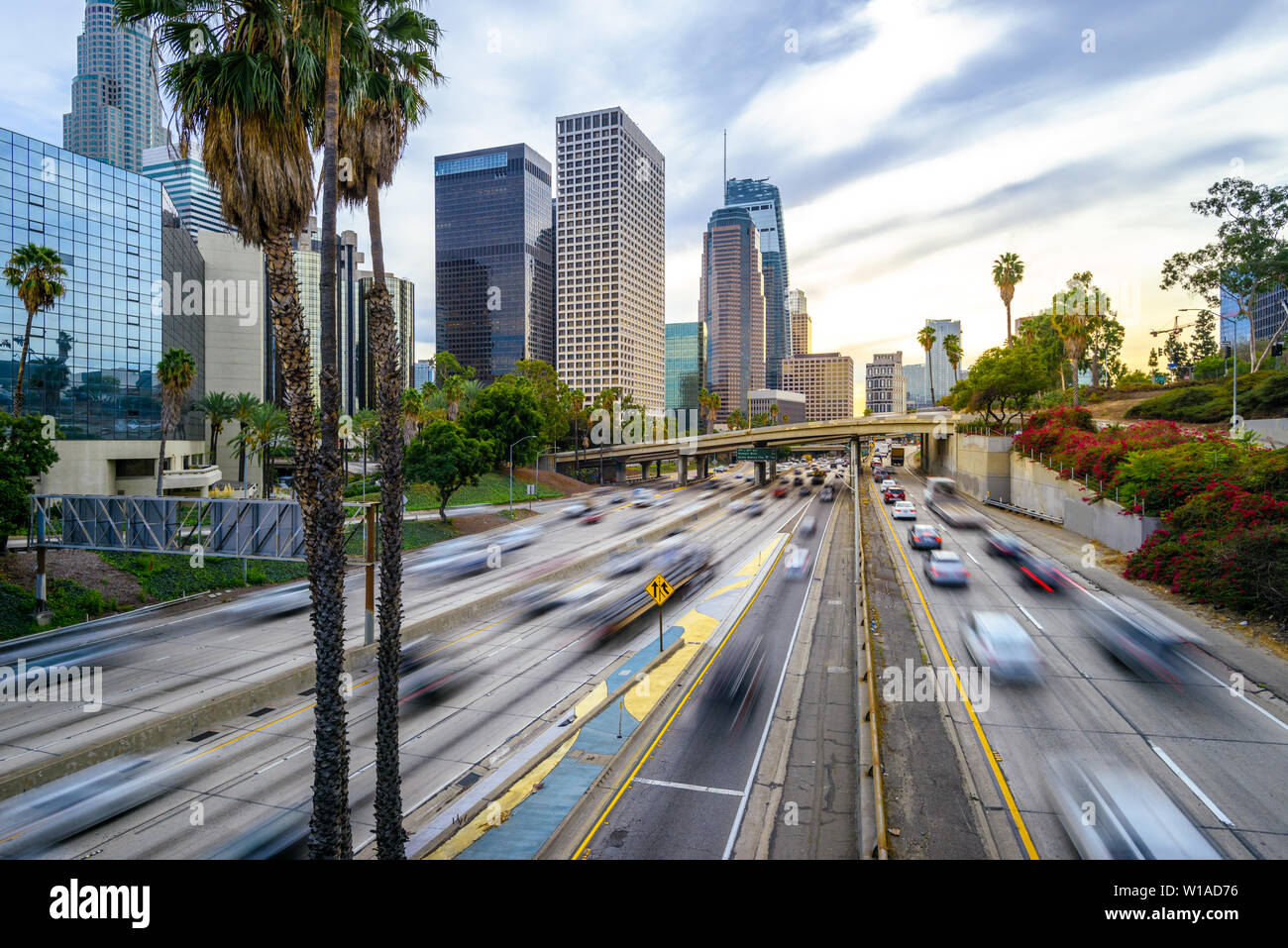 Il centro cittadino di Los Angeles il traffico al tramonto Foto Stock