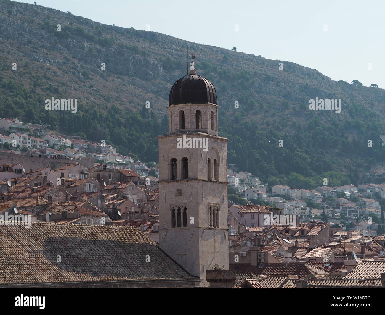 Torre di una chiesa nel centro di Dubrovnik. Foto Stock