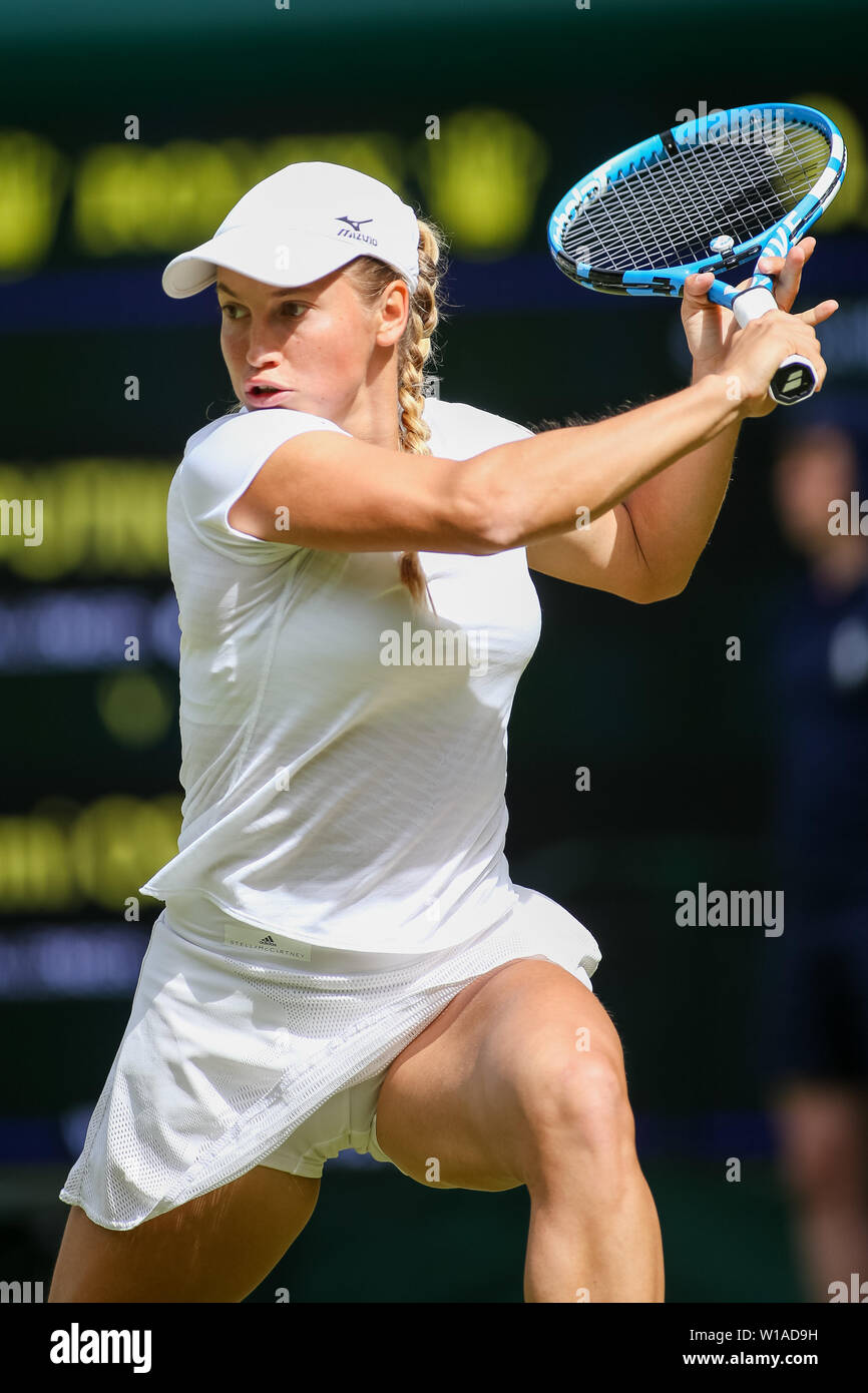 Yulia Putintseva del Kazakistan durante il singolare femminile prima partita del torneo di Wimbledon Lawn Tennis Championships contro Naomi Osaka del Giappone a All England Lawn Tennis e Croquet Club di Londra, in Inghilterra il 1 luglio 2019. Credito: AFLO/Alamy Live News Foto Stock