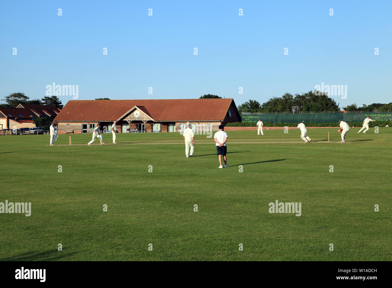 Village Cricket, match, gioco, sport, Thornham, Norfolk, Inghilterra, Regno Unito Foto Stock