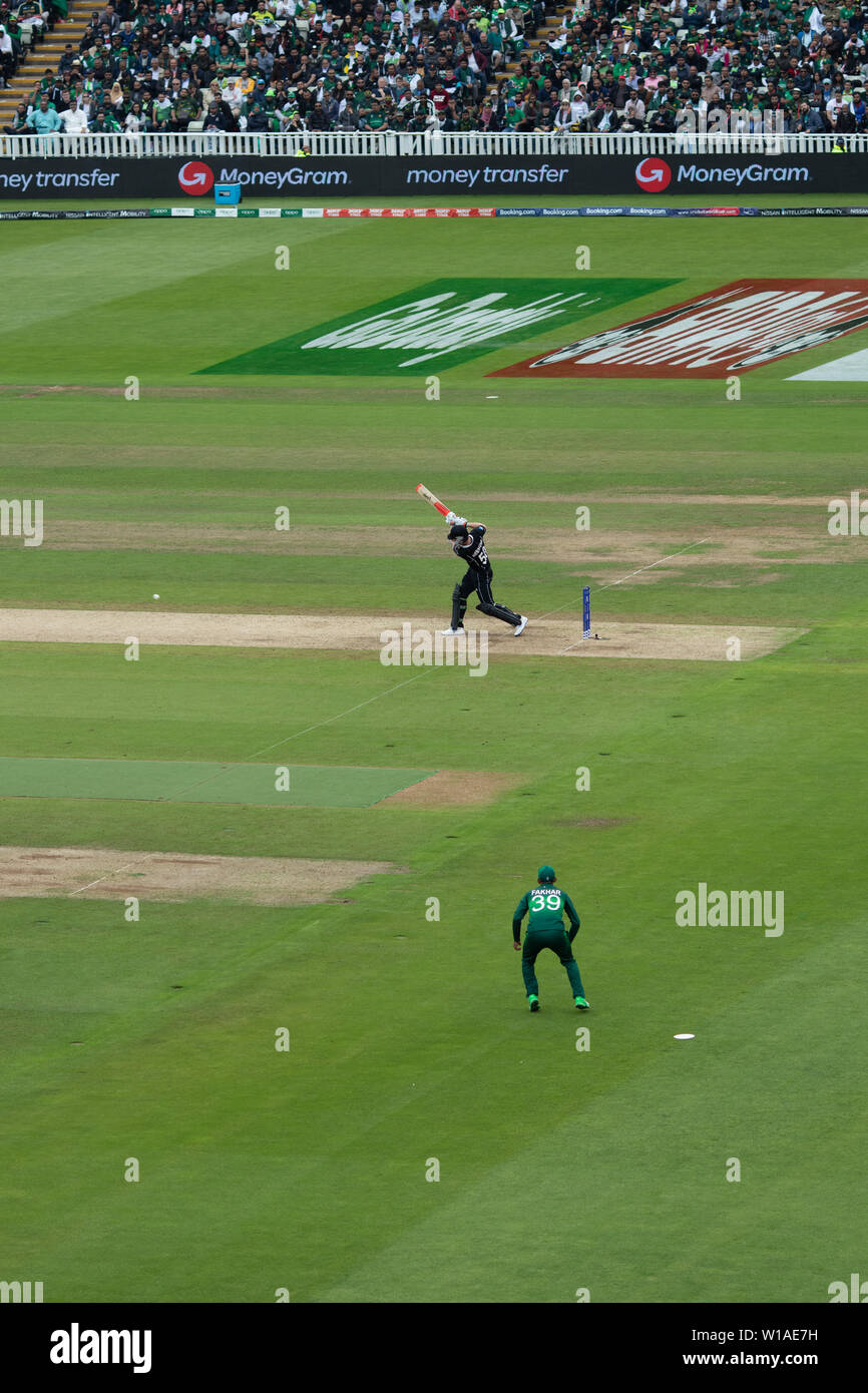 28 Giugno 2019 - Nuova Zelanda battitore punzonatura la palla a metà-off durante la loro 2019 ICC Cricket World Cup partita contro il Pakistan a Edgbaston Foto Stock