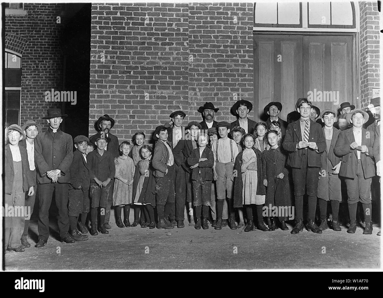 Alcuni dei dipendenti del Clinton Mills, tornando a casa dal lavoro. Come molti altri piccoli erano in evidenza. Supt. non mi permettono di scattare foto all'interno. Clinton, S.C. Foto Stock