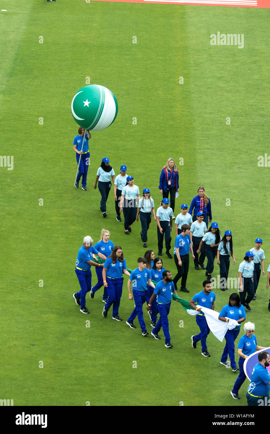 28 Giugno 2019 - mascotte della Nuova Zelanda e del Pakistan a piedi fuori il passo prima della loro corrispondenza alla 2019 ICC Cricket World Cup a Edgbaston, Birmingham. Foto Stock