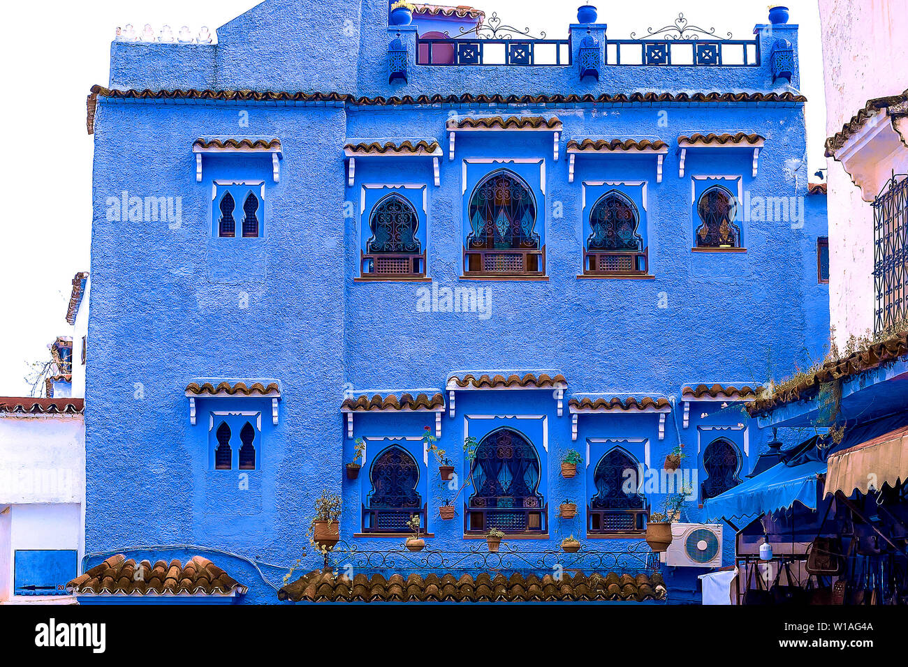 CHEFCHAOUEN, Marocco - 24 Aprile 2019: colorati tessuti marocchini e souvenir fatti a mano su strada nella città blu Chefchaouen, Marocco, Africa. Foto Stock