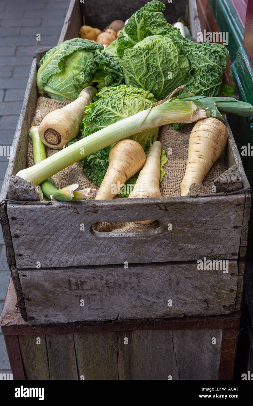 Scatola di legno di verdure fresche - utilizzando nessun imballaggio o in plastica Foto Stock