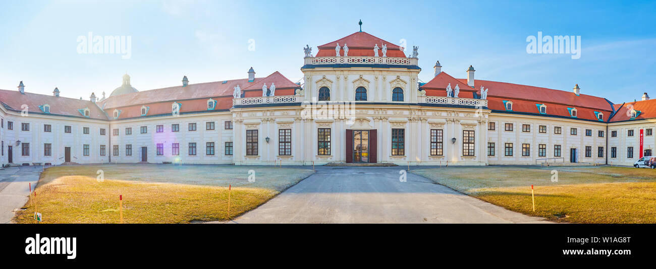 VIENNA, Austria - 18 febbraio 2019: la vista panoramica sul lato posteriore della parte inferiore della Belvedere, con thew' entrata principale del museo, il 18 febbraio Foto Stock