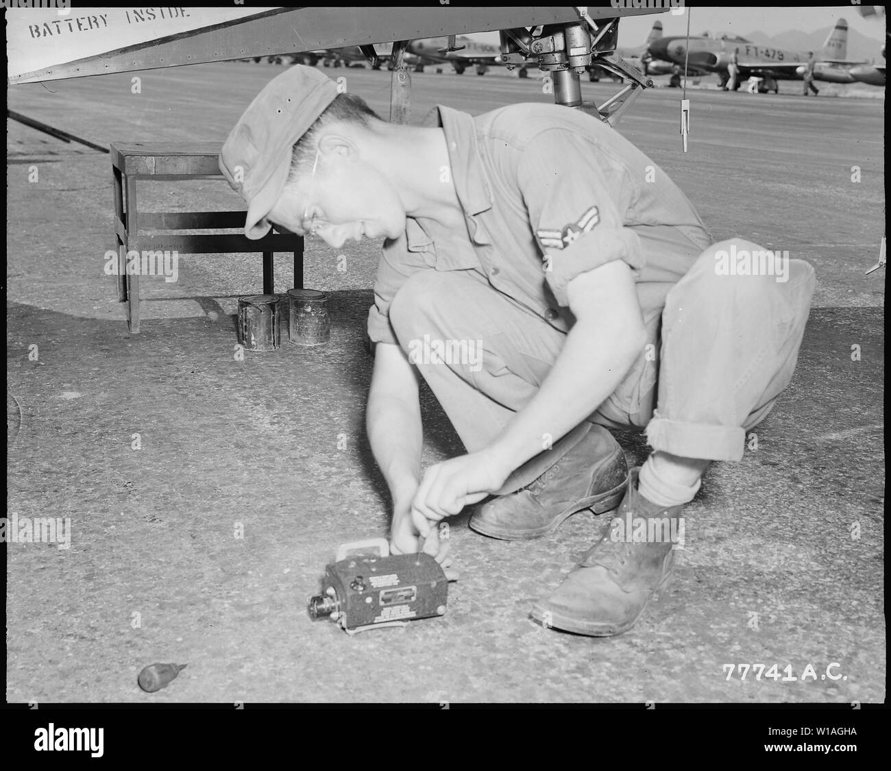 BROWNIE ANTENNA. Le telecamere della pistola sono sincronizzati con il 0,50 Caliber la mitragliatrice fuoco negli Stati Uniti. Air Force F-80 jet fighters e registrare ogni sciopero contro la Corea del Nord gli aggressori. Qui, la CPL. Harvey Davis, 19, di Redfield, Kansas, ispeziona uno della pistola telecamere dopo un F-80 Chiudi supporto missione. Foto Stock