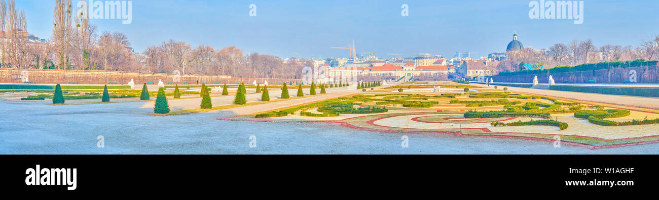 VIENNA, Austria - 18 febbraio 2019: vista panoramica sul bellissimo giardino belvedere con scenic aiuole, rifilato piante e Belvedere inferiore Palac Foto Stock