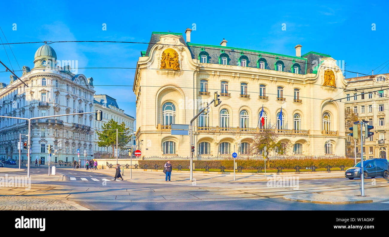 VIENNA, Austria - 18 febbraio 2019: La scena urbana in Piazza Schwarzenberg con il suo famoso Art Nouveau mansion di ambasciata francese, il 18 febbraio in Foto Stock